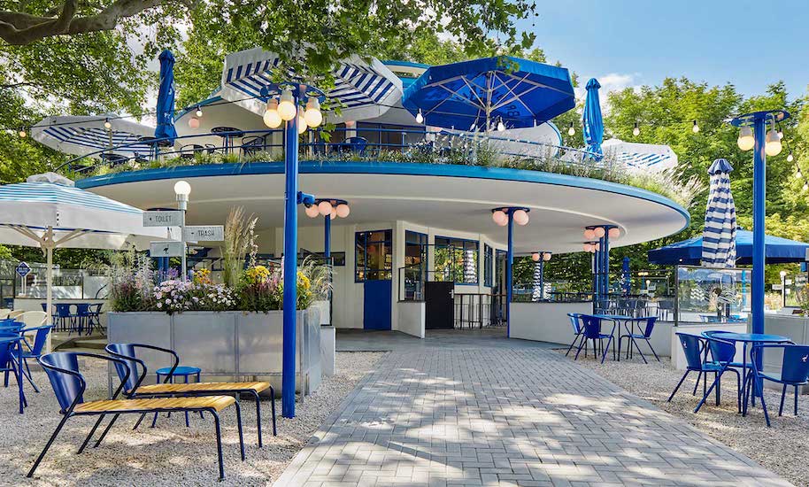 Proeflokaal 't Blauwe Theehuis vacío, azul y blanco, en el Vondelpark