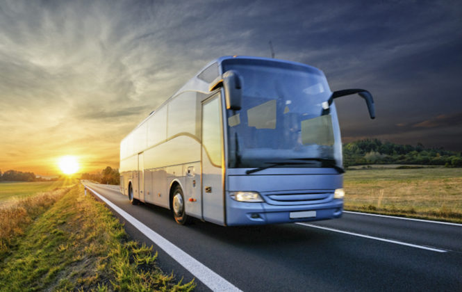 Grauer Bus fährt zur Firmenreise nach Amsterdam