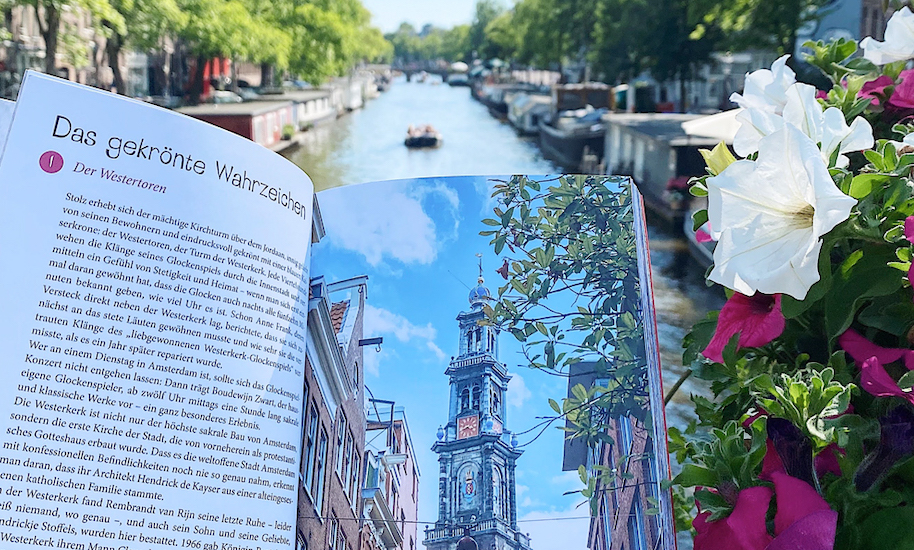La emblemática Westerkerk en el Libro de los Lugares Felices de Ámsterdam frente a un canal