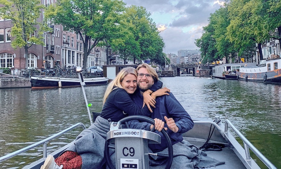 Un lugar verdaderamente feliz: gente abrazándose felizmente durante un crucero por los canales.