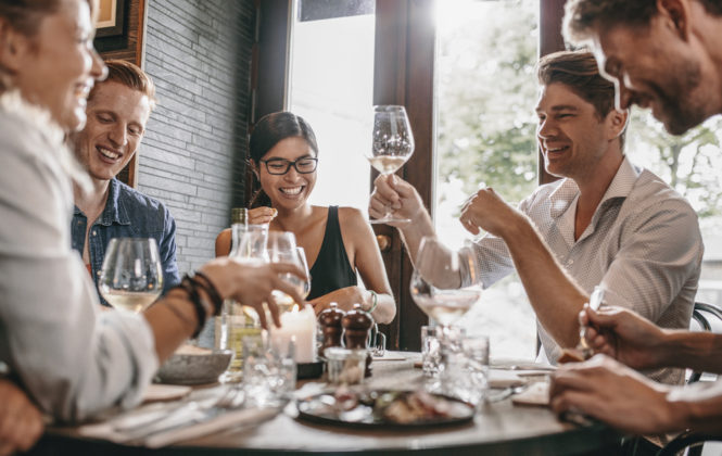 Fröhliches Firmenessen im Restaurant in Amsterdam