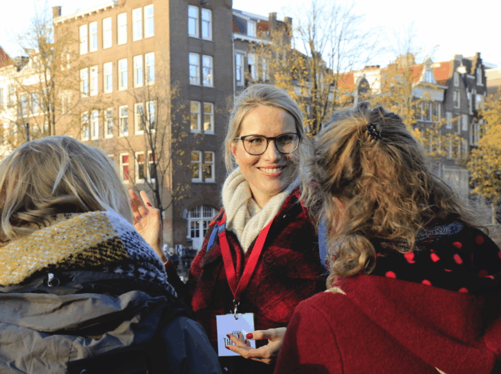 Theresa von Amsterdamliebe gibt eine Stadtführung