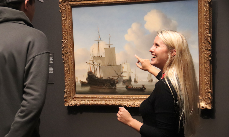 Guía turística de Amsterdamliebe señala una obra de arte en el Rijksmuseum de Ámsterdam